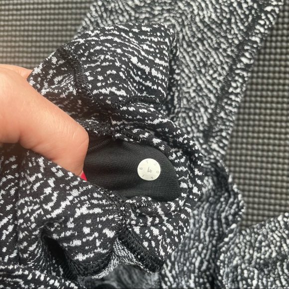 Lululemon Wunder Under Crop (Hi-Rise) (21") Luon Ripple Jacquard Black White - Picture 6 of 6